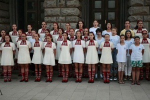 Детският радиохор с протестен концерт пред МС, Борисов загрижен за децата