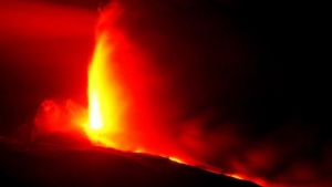 Етна изригна, изхвърля лава и пепел на 150 метра