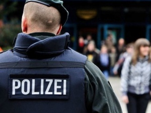 Един убит и двама ранени след сбиване в германски град