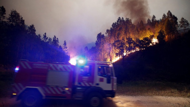 Продължава борбата с пожарите в Португалия
