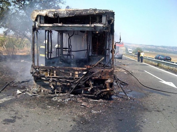 Автобус горя по пътя Бургас-Варна, няма пострадали