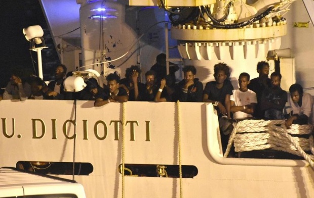 Мигрантите от кораба "Дичоти" получиха разрешение да слязат на италианския бряг