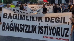 Стотици кипърски турци се включиха в протестно шествие в северната част на Никозия