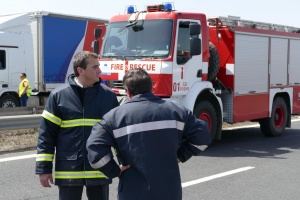 Пожарникари и БЧК демонстрират как се спасяват хора при бедствия и аварии