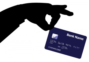 Близо 50% от българите вече плащат в магазина с безконтактна карта