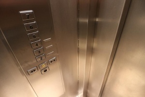 Куп нарушения намери ДАМТН при падналия асансьор в Бургас