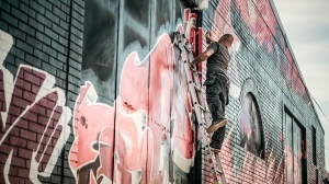 Столичен инспекторат чисти графити по „Раковски“