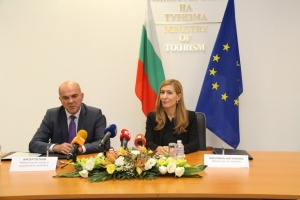 Министър Ангелкова и министър Петков подписаха споразумение за обучение на  кадри за туризма
