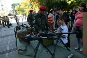 Жени и деца грабнаха оръжие в центъра на София