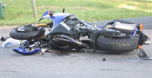 Млад моторист загина, ударен от джип и бус