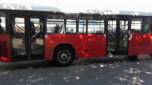 40-годишни автобуси возят деца до училище
