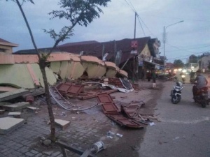 Близо 400 са вече загиналите в Индонезия, поне 540 са ранени