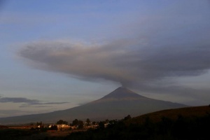 Мексиканският вулкан Попокатепетъл изригна