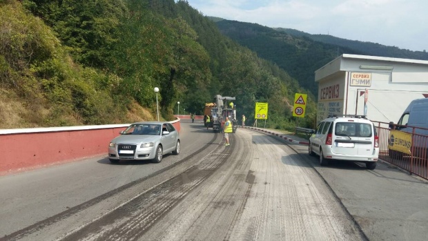 Днес продължава фрезоването и почистването на настилката в участъка от пътя Своге - София.