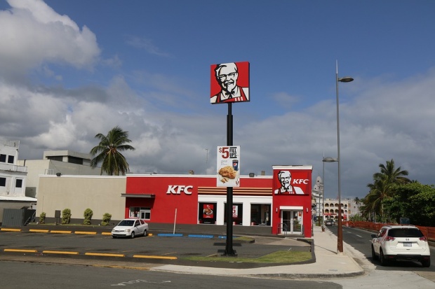 Заев участва в откриването на първото KFC в Македония