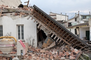 Жертвите от мощното земетресение в Индонезия надвишиха 1300