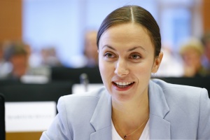 Ева Майдел: Настояваме Европейската комисия да въведе единно зарядно за мобилните устройства