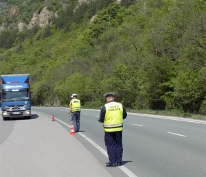 Товарен автомобил разсипа товара си на АМ "Струма"