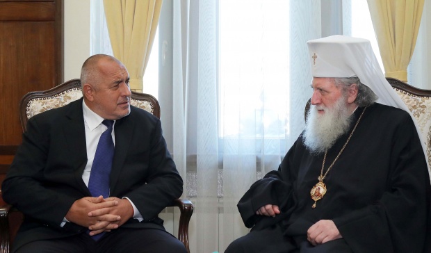 Борисов обеща да направи заплатите на духовниците като на учителите