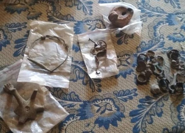 Старинни накити и канабис намериха полицаи в къща във Вършец
