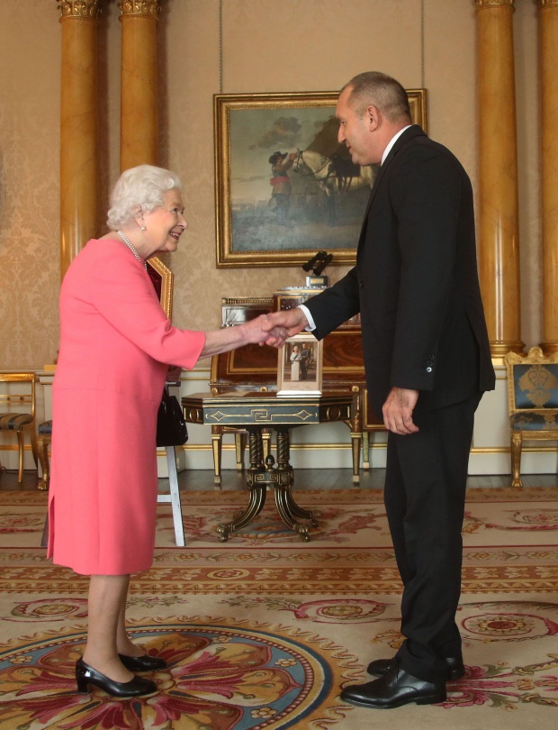 Президентът Радев покани кралица Елизабет II да посети България догодина