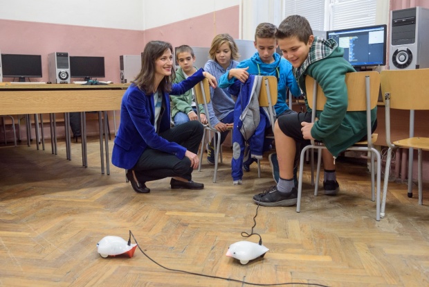 Ученици от 1 СУ „Пенчо П. Славейков“ в София програмираха с робота Финч