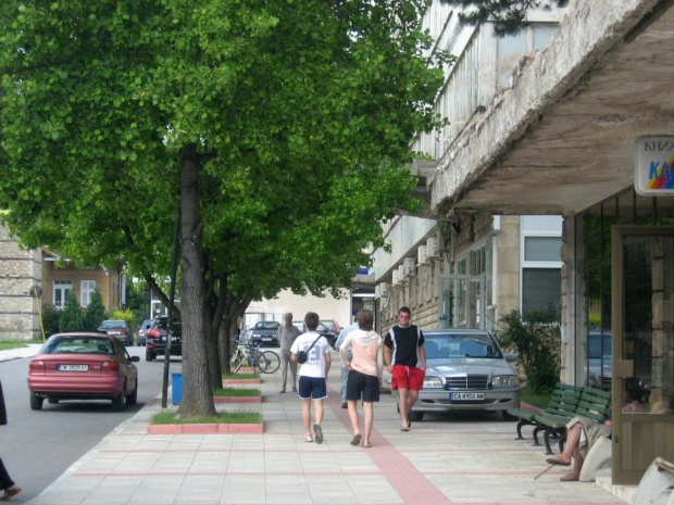“Безопасни детски площадки” свали десетки автомобили от тротоарите в София