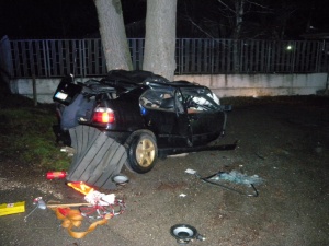 Шофьор се заби в дърво на пътя Варна-Бургас, спътникът му загина