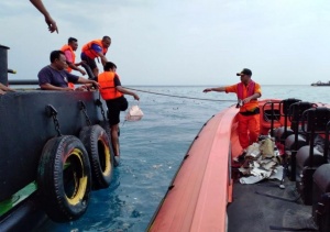 Индонезийските власти още търсят черната кутия от пилотската кабина на разбилия се самолет
