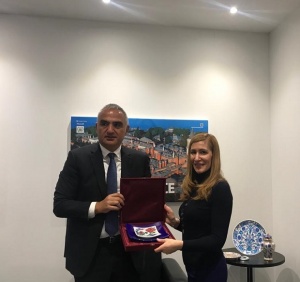 Министър Ангелкова се срещна в Лондон с Мехмет Ерсой