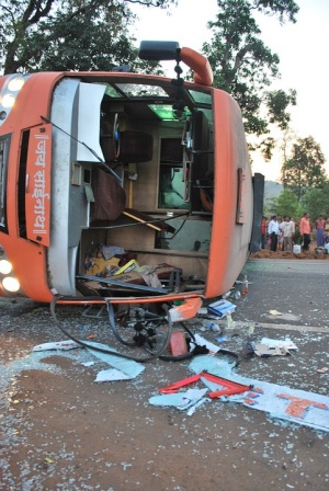 Автобус се обърна в Индия, 28 загинаха
