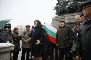 Корнелия Нинова към протестиращите пенсионери: Продължаваме битката за вас!