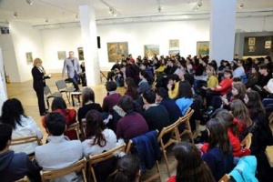 Препълнена зала в Софийската градска галерия за първата среща с писателя Георги Господинов
