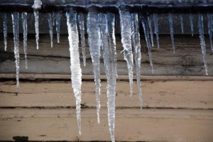 Махат ледени висулки от мостове и подлези в София