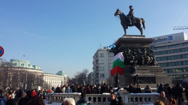 Протестите в София и Перник продължават и днес