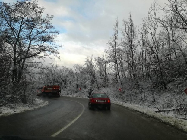 АПИ: Шофьорите да тръгват на път само с автомобили, подготвени за зимни условия