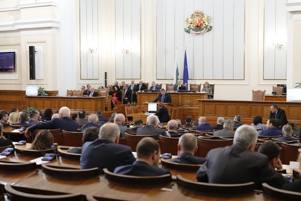 Депутатите отхвърлиха президентското вето върху данъчния закон