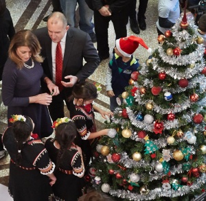 Президентът и деца на „Българската Коледа“ украсиха коледната елха