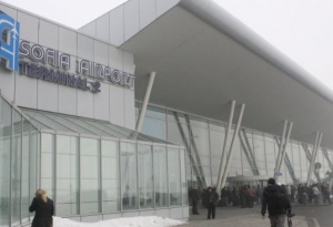 Хаос на летище София заради силния снеговалеж