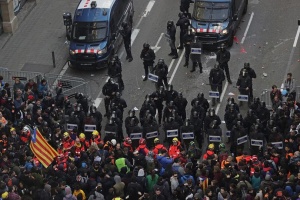 Бурни протести в Барселона: Полицията използва сълзотворен газ