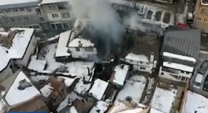 Пожар обхвана три къщи в центъра на Габрово