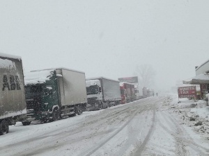 Заради снега: Затворени пътища, колони от тирове и населени места без ток