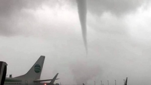 Торнадо удари летището в Анталия