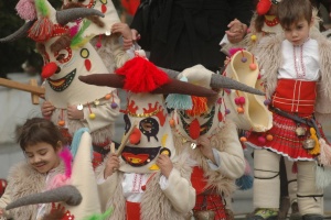 Огромни кукерски маски от Ямбол гостуват в София