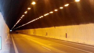 Движението в тунел „Топли дол“ на АМ „Хемус“,  в посока Варна, ще е в една лента