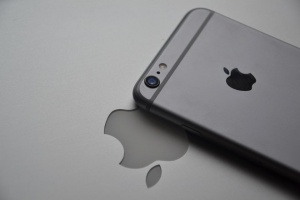Започва разследване срещу Apple заради възможността за подслушване на iPhone-и