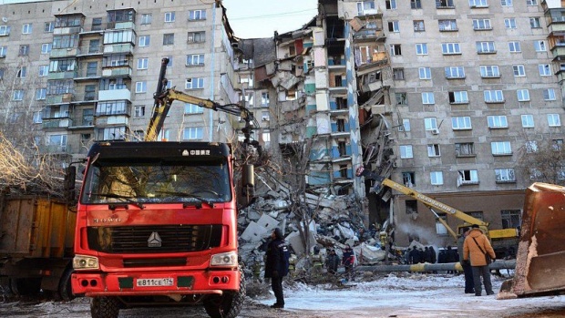 Спасители извадиха живо бебе изпод руините на блока в Русия