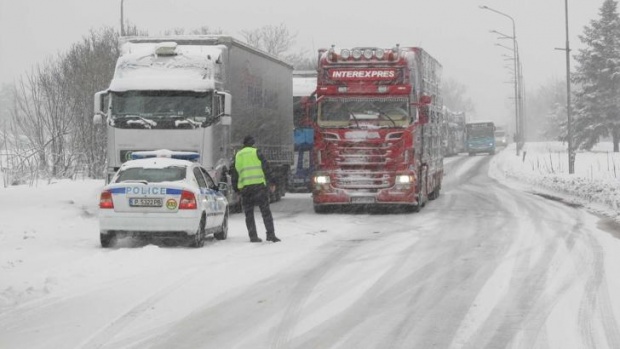 Гърция забрани влизането на тежки камиони заради лошото време