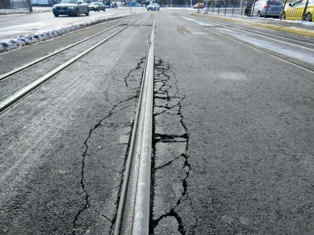 Новият асфалт на бул. „Константин Величков” се  напука