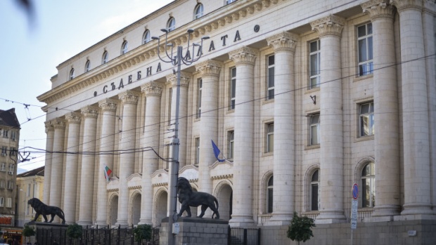 Неизвестен метна камък по Съдебната палата в София, счупи прозорец